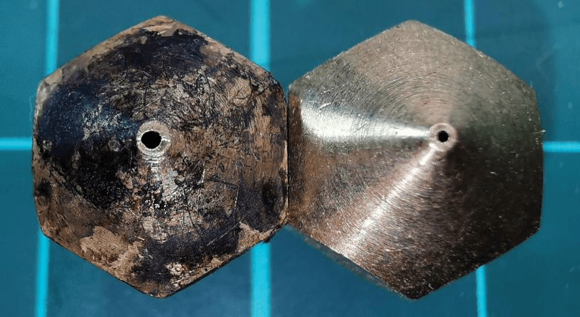 Изношенное и новое сопло экструдера 3D-принтера: сравнение состояния и признаков износа