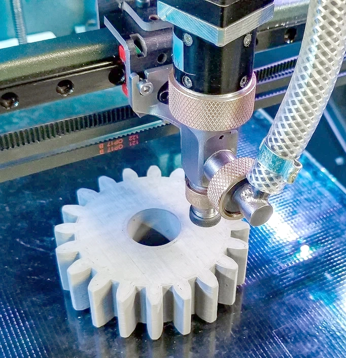 3D-принтер печатает шестерню для мотоцикла из пластика с высокой точностью